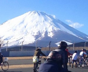 上り坂。富士山はきれいだが、それどころではない。ママチャリを押して上るのもつらい